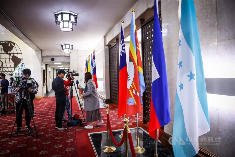 宏都拉斯總統秀瑪菈．卡斯楚宣布與中國發展官方關係。圖為外交部一樓大廳仍放置宏都拉斯國旗（右1）。中央社記者王騰毅攝 112年3月15日