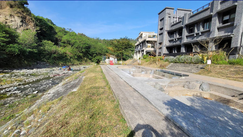 花蓮縣玉里鎮安通泡湯池馬達損壞，原有水泥湯池沒水可泡，當地居民自力救濟，在溪床用石頭砌出簡易泡湯池。（民眾提供）中央社記者張祈傳真 112年3月16日