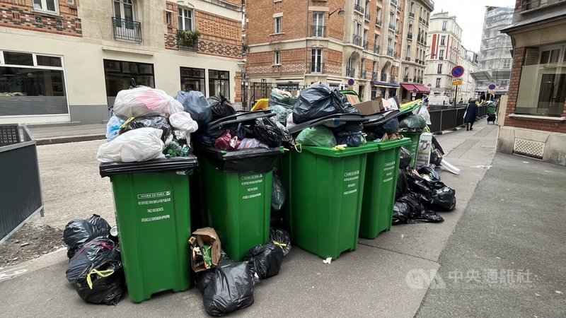 反對法國總統馬克宏的退休改革法案，巴黎市垃圾清潔隊罷工進入第9天，路邊累積垃圾超過7000公噸，即使在攝氏10度下也發出臭味。負責巴黎市11個區的市立清潔單位14日投票決議，最少延長罷工至3月20日。中央社記者曾婷瑄巴黎攝 112年3月16日