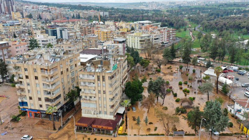 土耳其14日受暴雨引發的洪水襲擊，當地街道成滾滾河流，不但淹沒民宅，更沖走汽車及災民暫居的貨櫃屋。圖為尚勒烏爾法省15日災情畫面。（安納杜魯新聞社）