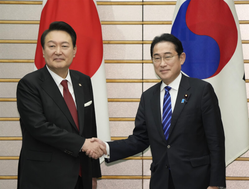 韓國總統尹錫悅（左）16日抵達日本，與日本首相岸田文雄（右）舉行領袖會談。（共同社）