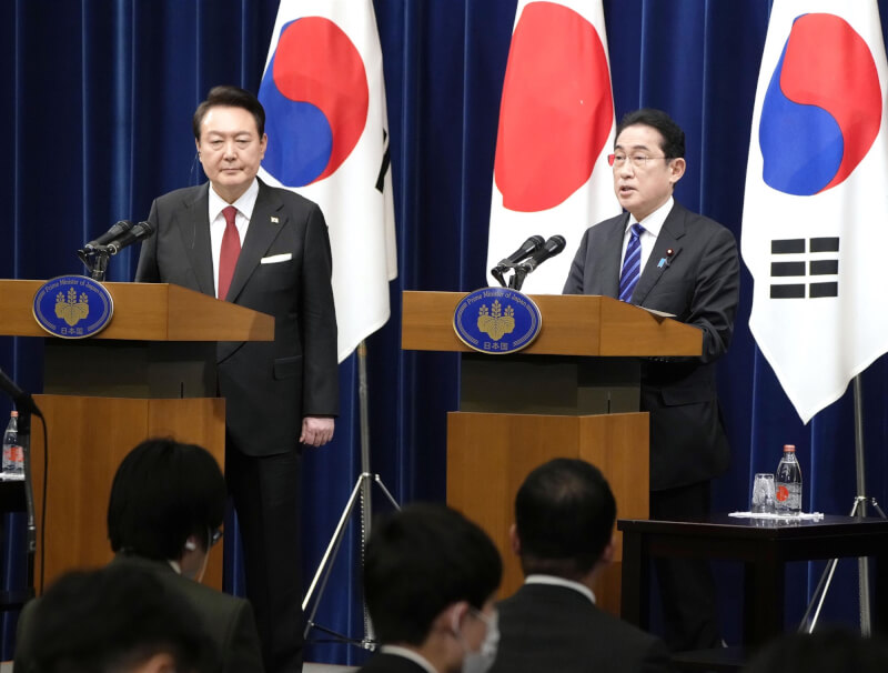 韓國總統尹錫悅（左）與日本首相岸田文雄（右）16日下午在東京進行長達85分鐘會談。（共同社）