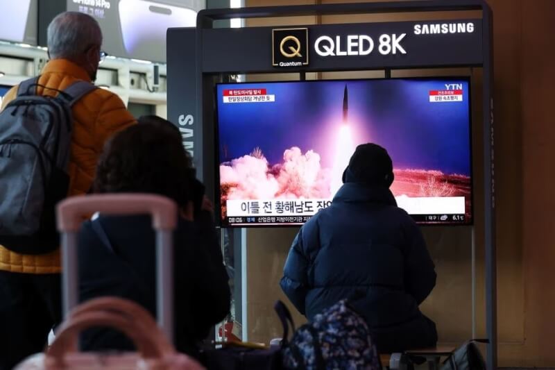圖為首爾民眾16日在火車站觀看北韓發射飛彈的新聞。（路透社）