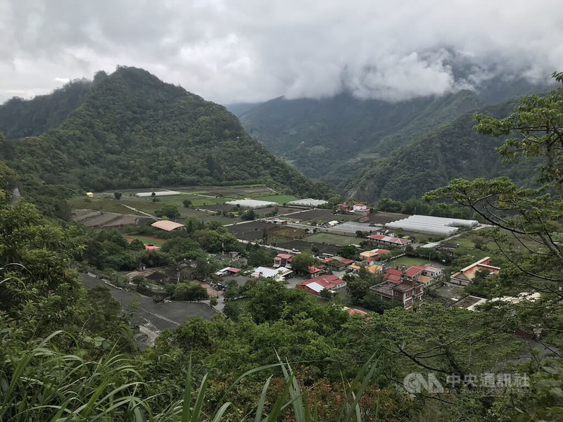 全民將普發新台幣6000元，海端鄉南橫公路上的利稻村（圖）距離最近的ATM車程需花上40分鐘，長輩搭車往返耗時不便，地方盼能讓當地村民在派出所領取，或由村幹事發放。中央社記者盧太城台東攝  112年3月17日