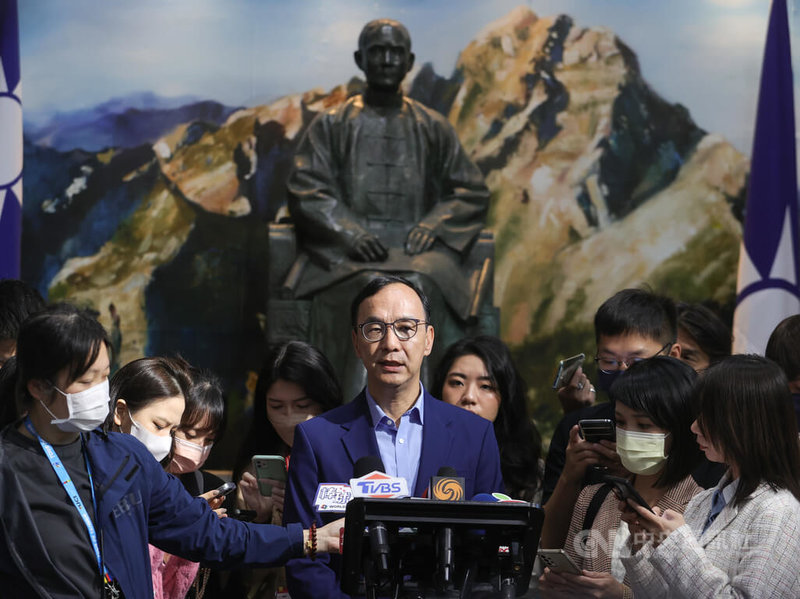 國民黨主席朱立倫（中）17日上午出席「兩岸關係的機遇與挑戰研討會」，會前受訪回應選策會成員引發爭議等議題。中央社記者謝佳璋攝  112年3月17日