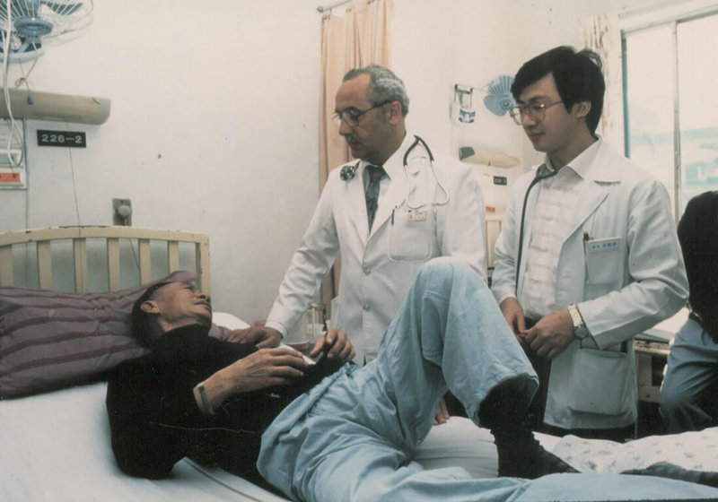 門諾醫院加拿大籍醫師艾可諾（立者左）早年在花蓮服務，奠定東台灣內科體系，並曾獲醫療奉獻獎肯定，艾可諾6日在家鄉辭世，享壽93歲。圖為艾可諾早年看診畫面。（門諾醫院提供）中央社記者張祈傳真  112年3月17日