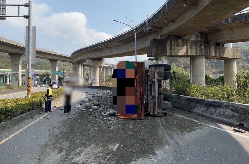 苗栗縣三義鄉義里大橋下路段17日發生車禍，一輛砂石車在路口擦撞對向左轉的自小客車後失控側翻，所幸駕駛均僅輕微擦傷，滿地砂石歷時3小時清除完畢。（民眾提供）中央社記者管瑞平傳真  112年3月17日