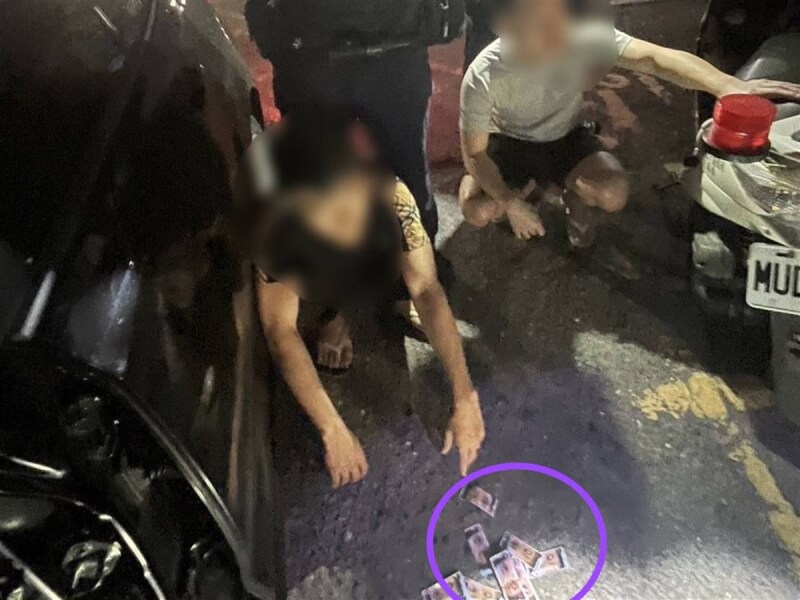 台南市何姓男子15日下午涉毒品案交保，隨即夥同友人吳姓男子吃烤肉改運後又吸毒菸，16日凌晨駕車時因大燈未開遭警方攔查，當場被搜出K他命及毒品咖啡包，依毒品罪嫌移送法辦。（台南市警察局提供）中央社記者張榮祥台南傳真 112年3月17日