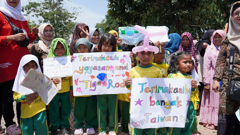 印尼西爪哇席安約鎮地震災區的小朋友自製海報，上面寫著「感謝台灣」，歡迎台灣人的到來。中央社記者李宗憲西爪哇攝 112年3月17日
