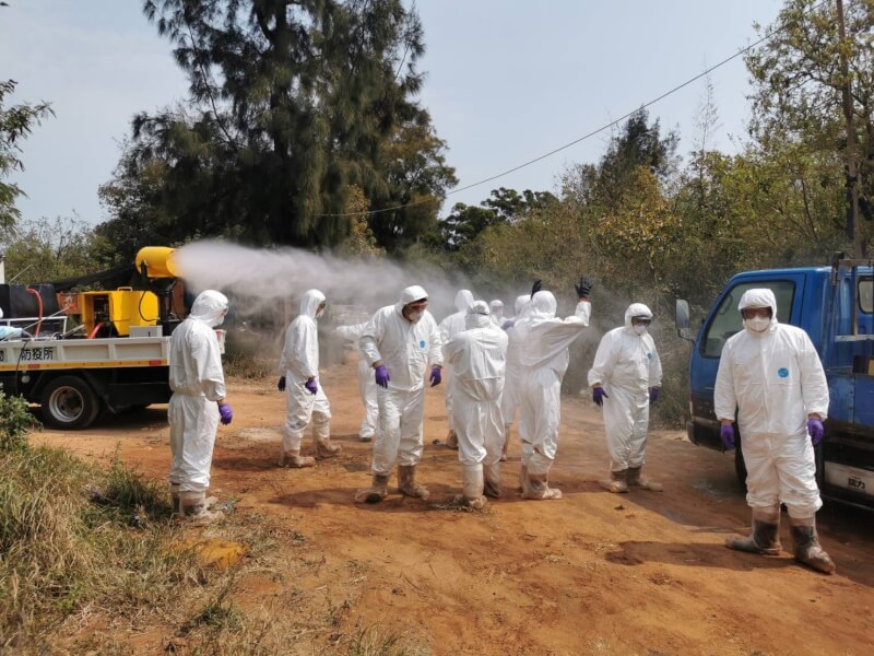 疾管署17日表示，國內首度檢出H9N2病毒，暫無禽傳人個案。圖為金門縣衛生局人員17日執行場區清潔及消毒工作。（圖取自防檢局網頁baphiq.gov.tw）