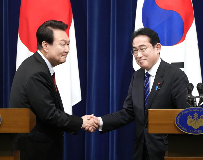 韓國總統尹錫悅（左）16日抵達日本，與日本首相岸田文雄（右）舉行領袖會談。（共同社）