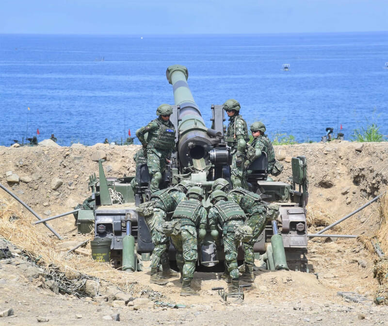 圖為2019年國軍「聯合灘岸殲敵作戰」訓練，由9名女性官兵組成的女砲班執行M110A2自走砲實彈射擊。（中央社檔案照片）