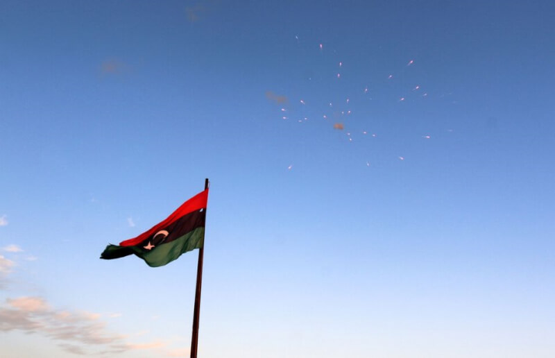 利比亞兩個敵對陣營之一的將領16日說，已找到下落不明的天然鈾儲存桶。圖為利比亞國旗。（路透社）
