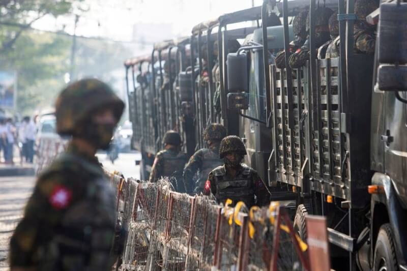 緬甸中部上週有至少22人死於近距離槍傷，包括3名佛教僧侶。圖為緬甸軍人2021年2月聚集在仰光，阻擋抗議軍事政變的民眾。（路透社）