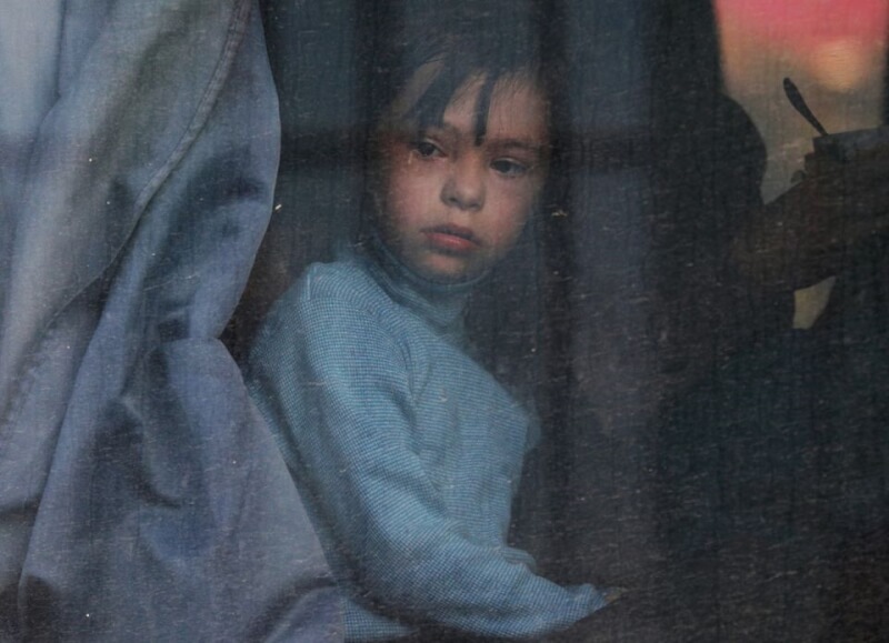 聯合國調查人員表示，俄羅斯強迫移送烏克蘭兒童到俄國控制的地區，已構成戰爭罪。圖為去年11月俄羅斯下令疏散赫松州遭俄軍占領地區平民，一名孩童從公車內向外張望。（路透社）
