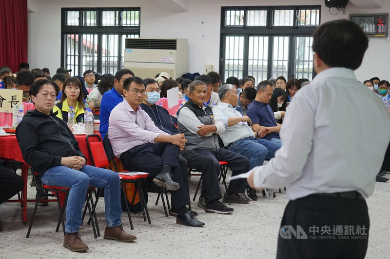 農委會主委陳吉仲（坐者前左2）18日下午至花蓮縣瑞穗鄉參加全國青農交流活動，傾聽青農需求。中央社記者張祈攝  112年3月18日