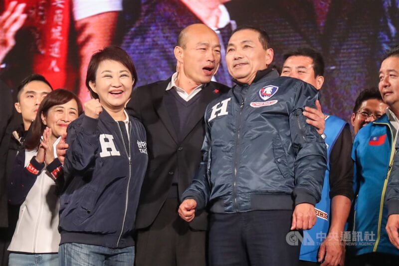 圖為2020年1月9日總統大選前造勢晚會，台中市長盧秀燕（前左）、新北市長侯友宜（前右）現身力挺國民黨總統候選人韓國瑜（前中）。（中央社檔案照片）