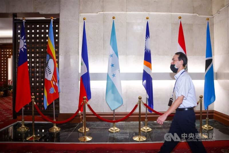 宏都拉斯總統卡斯楚14日宣布將與中國發展官方關係。圖為外交部員工經過一樓大廳宏都拉斯國旗（左4）。（中央社檔案照片）