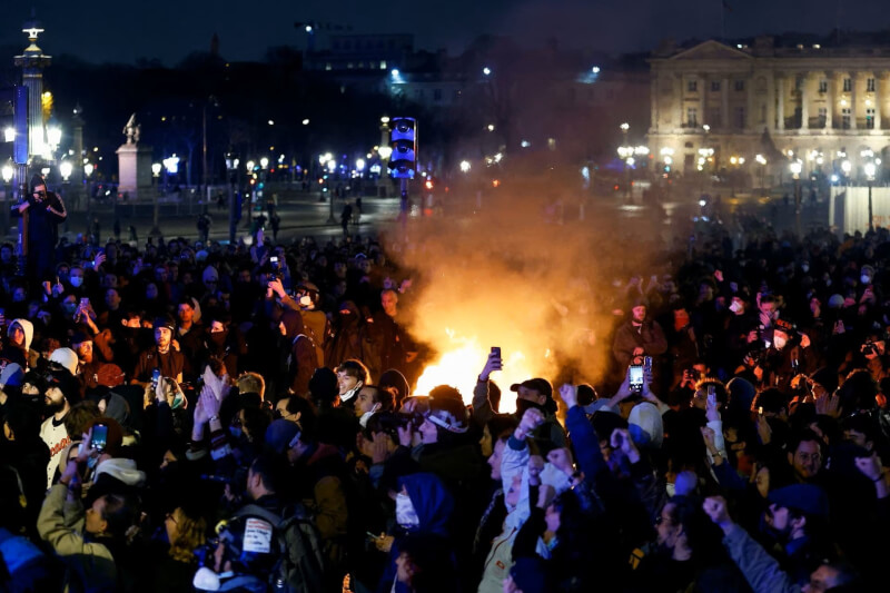 抗議年改的民眾17日在巴黎協和廣場聚集。（路透社）