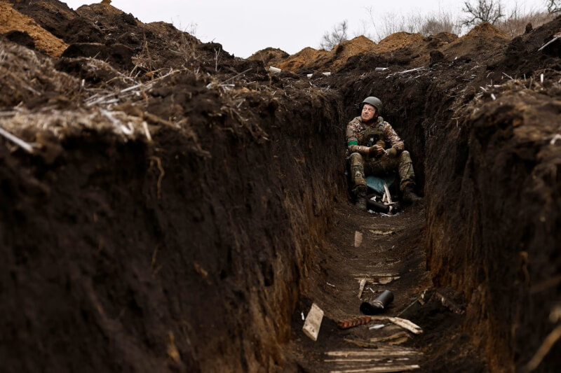 圖為烏克蘭部隊人員16日在烏克蘭東部鄰近巴赫姆特的壕溝內抵抗俄軍攻擊。（路透社）