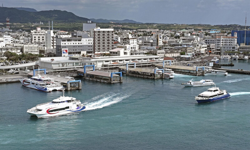 日本政府與沖繩縣17日針對疏散先島群島居民進行模擬演練。圖為17日船隻進出沖繩石垣港。（共同社）