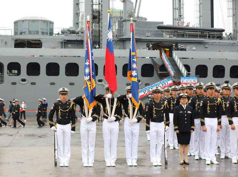 海軍敦睦遠航訓練支隊19日上午泊靠基隆港西3、西4碼頭，開放民眾登艦參觀，並安排海軍官校學生鼓號樂隊、陸戰儀隊及莒拳隊等精彩演出。（基隆市政府提供）中央社記者沈如峰基隆傳真 112年3月19日