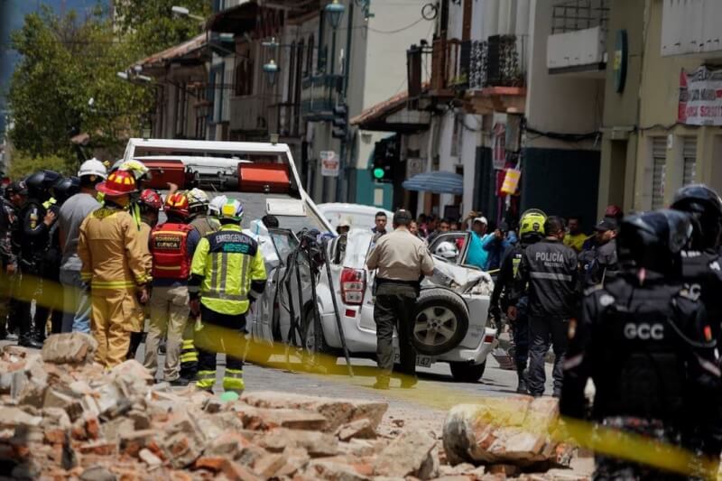 厄瓜多沿海和秘魯北部地區18日發生規模6.8強震，至少造成4死。圖為昆卡市房屋建築物毀損，瓦礫散落一地。（路透社）
