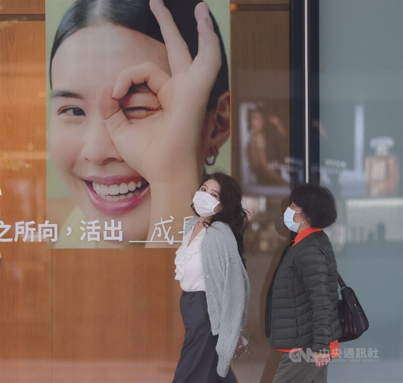 國內19日新增8209例COVID-19本土確定病例。圖為台北市信義百貨商圈，民眾仍配戴口罩逛街。（中央社檔案照片）
