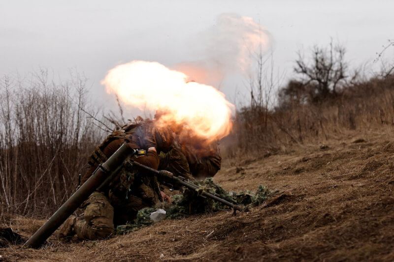 烏克蘭士兵16日在巴赫姆特前線發射迫擊砲。（路透社）