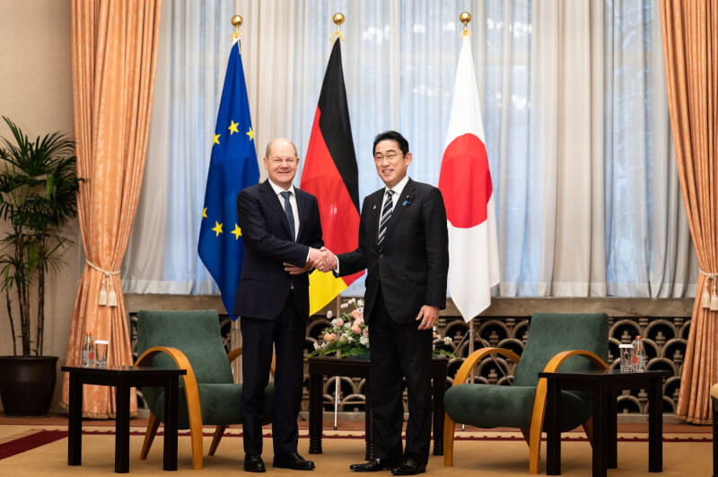 日本首相岸田文雄（右）和德國總理蕭茲（左）18日在東京舉行會談，並率領各自閣員展開首次高階部長級政府間磋商。（圖取自twitter.com/Bundeskanzler）