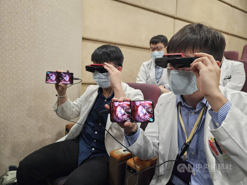中華電信與三軍總醫院宣布以5G專網實現達文西手術3D AR遠距教學。中央社記者江明晏攝  112年3月20日