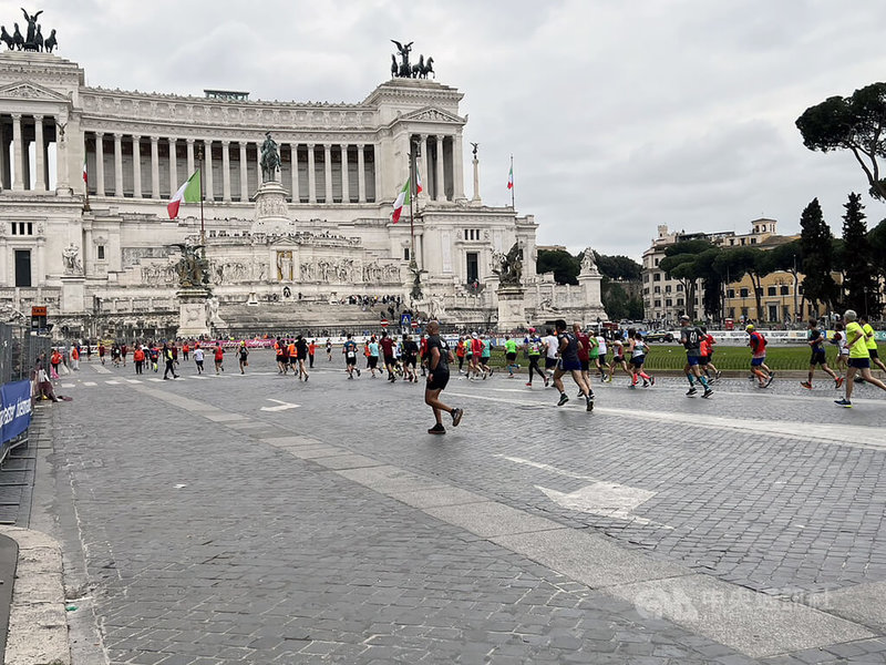 第28屆羅馬馬拉松賽開跑，吸引來自全球110國、3萬名選手參加。選手在一個無車週日完全寧靜地體驗羅馬這個永恆之城最美麗的街道，途經威尼斯廣場。中央社記者陳攸瑋羅馬攝  112年3月20日