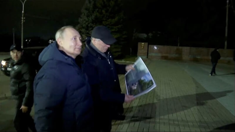 俄羅斯總統蒲亭（前）19日突然造訪烏克蘭南部港巿馬立波，為開戰以來他首次訪問俄羅斯在烏克蘭的占領區。（Kremlin.ru/Handout via 路透社）