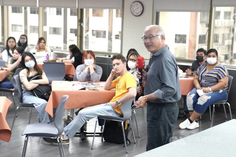 銘傳大學國際學院與大眾傳播學士學程國際師生，20日參訪中央通訊社與Taiwan Plus，中央社總編輯陳正杰（前右）鼓勵年輕學子多方嘗試，希望能找到自己的志業與熱情。中央社記者徐肇昌攝 112年3月20日