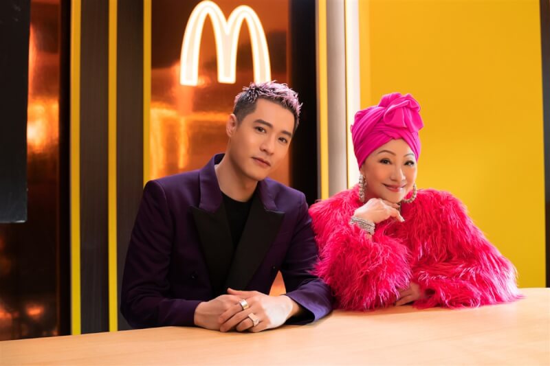 台灣麥當勞20日宣布最新代言人，由藝人母子檔比莉（右）及周湯豪（左）擔綱。（台灣麥當勞提供）中央社記者汪淑芬傳真 112年3月20日