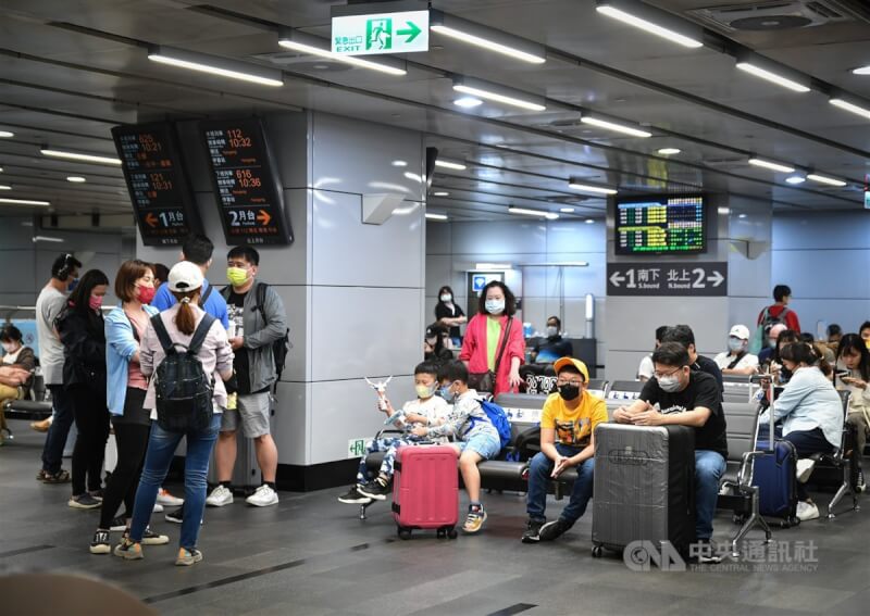 高鐵3月20日宣布，4月10日起至6月30日，每週一至週四增開1549車次南下列車。圖為民眾在台北車站等待搭乘高鐵。（中央社檔案照片）