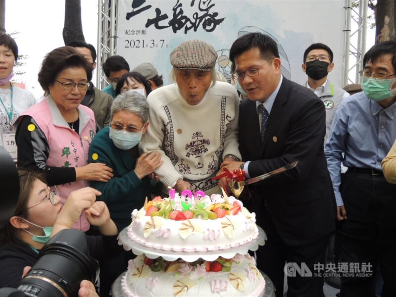 台中市新文化協會舉行2021紀念二七部隊活動,時任交通部長林佳龍(前右2)與已滿百歲的部隊長鍾逸人(前右3)一起切蛋糕慶生。(中央社檔案照片)