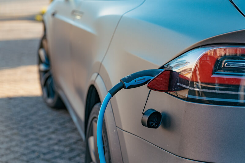 研調機構預估，全固態電池新能源車有望在2030至2035年左右開始量產。圖為電動車示意圖。（圖取自Unsplash圖庫）
