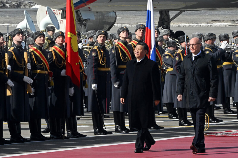 中國國家主席習近平（前左）20日抵達俄羅斯首都莫斯科。（Anatoliy Zhdanov via 法新社）