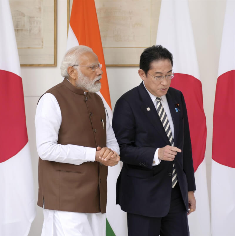 日本首相岸田文雄（右）20日抵达印度，并与印度总理莫迪举行会谈。（共同社）