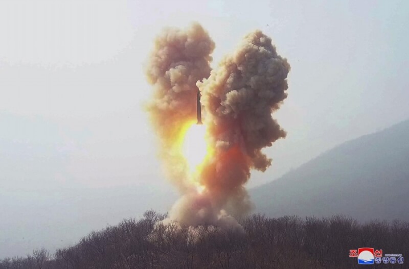 北韓中央通信社報導，北韓18、19日進行核戰術演習，一枚彈道飛彈攜帶模擬核彈頭，飛行800公里後擊中目標。（圖取自北韓中央通信社網頁kcna.kp）