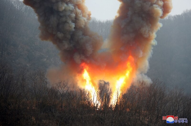 北韓官媒公開19日試射飛彈照片,飛彈發射時火光及煙霧呈V形,專家指出,北韓可能首次使用「發射井」或類似概念的「地下發射場」設施發射飛彈。(圖取自北韓中央通信社網頁kcna.kp)