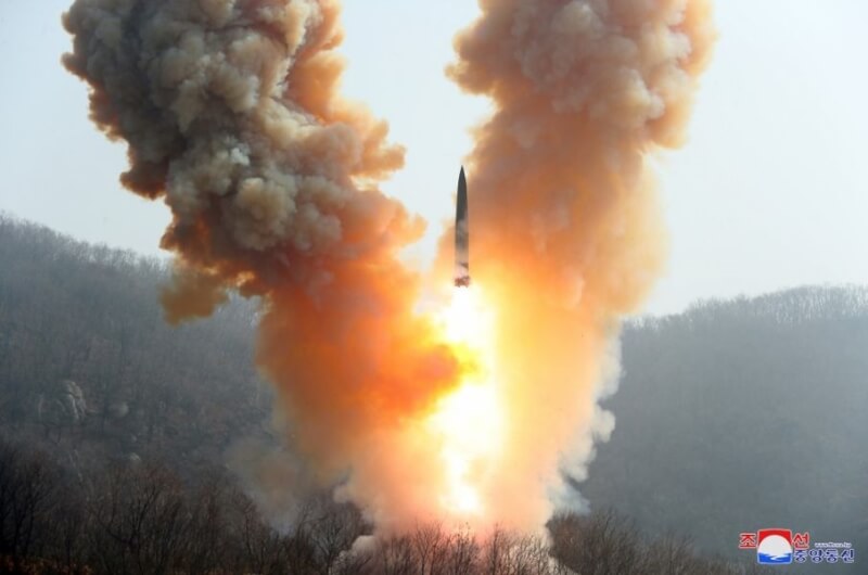 北韓27日上午向東方發射彈道飛彈，是今年第8次試射彈道飛彈，上次是19日從設有衛星發射場的東倉里一帶試射短程彈道飛彈（圖）。（圖取自北韓中央通信社網頁kcna.kp）