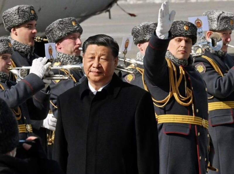 中國國家主席習近平（前左）20日抵達俄羅斯首都莫斯科。（Anatoliy Zhdanov via 路透社）