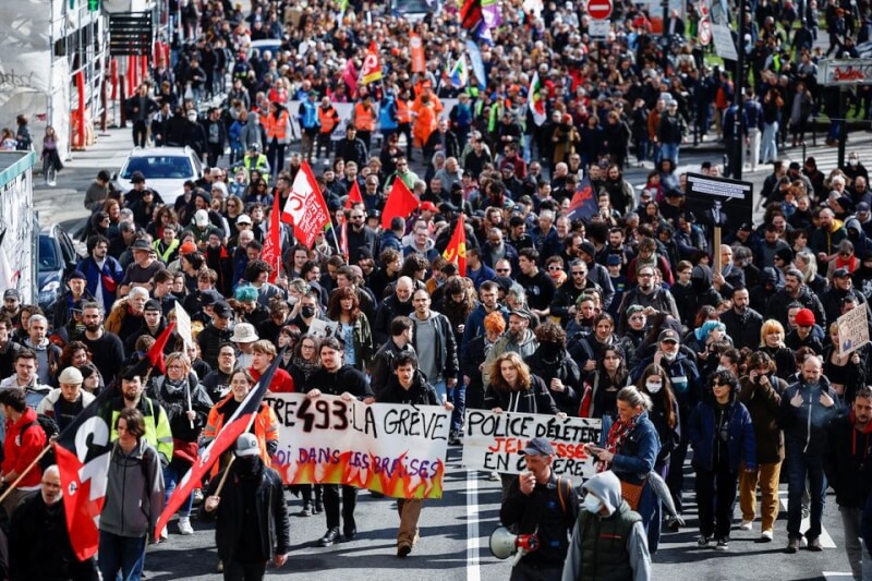 法國政府16日強行通過爭議性退休金改革法案，各地抗議行動延燒不歇。圖為18日法國民眾走上街頭抗議。（路透社）