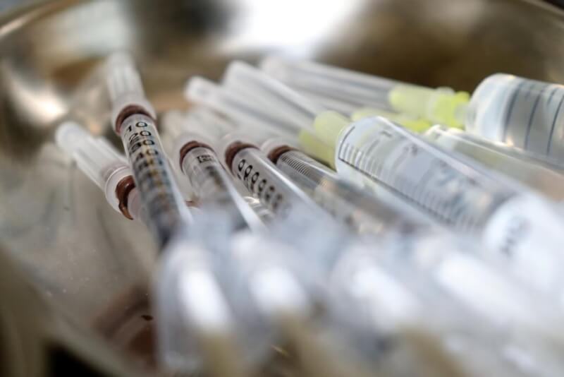 英國葛蘭素史克藥廠的Arexvy疫苗獲准讓60歲以上成人接種。（示意圖／圖取自Pixabay圖庫）
