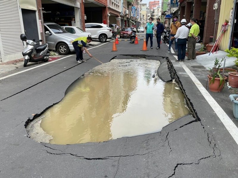 彰化市平和八街地面21日突然塌陷，且不斷湧出自來水，台水公司搶修，預計傍晚完成。（彰化市公所提供）中央社記者蕭博陽彰化縣傳真  112年3月21日