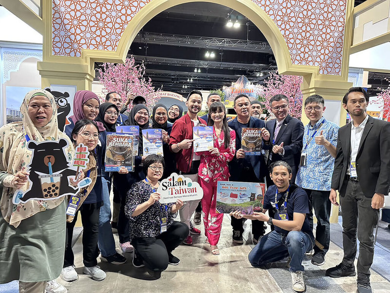 2023年馬來西亞吉隆坡旅展（MATTA FAIR）18日在馬來西亞國際會展中心（MITEC）舉行，馬來西亞地區台灣穆斯林觀光代言人、穆斯林女星艾達婕班（2排右5）與台灣觀光團合影。（觀光局駐吉隆坡辦事處提供）中央社 112年3月21日
