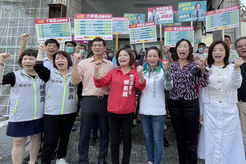 民進黨立委賴惠員（前中）爭取連任，21日在支持者陪同下，到台南市新營黨部完成第一選區立委初選登記。（賴惠員服務處提供）中央社記者楊思瑞台南傳真  112年3月21日
