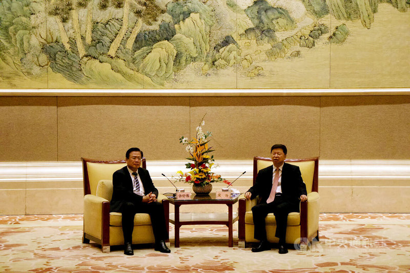 中國大陸國台辦主任宋濤（右）21日在釣魚台國賓館會見由商總理事長許舒博（左）率領的台灣商業團體。中央社記者呂佳蓉北京攝  112年3月21日
